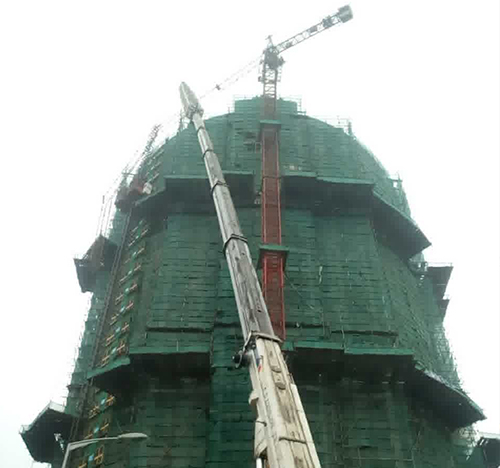 叶集吊车在工地上作业